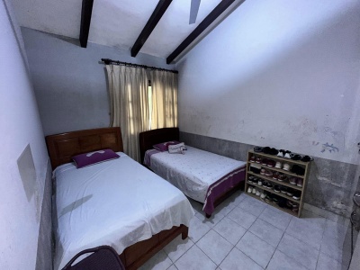 URBARI, CASA AMPLIA EN VENTA, DE 480M2, CON DEPARTAMENTO Y GARAJE PARA 4 VEHICULOS