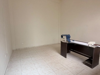 CASA COMERCIAL SOBRE AVENIDA PRINCIPAL EN VENTA