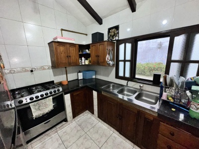 URBARI, CASA AMPLIA EN VENTA, DE 480M2, CON DEPARTAMENTO Y GARAJE PARA 4 VEHICULOS