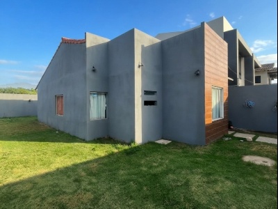 EN VENTA EN ESQUINA LOTE CON CASA DE 2 D. ZONA ESTE