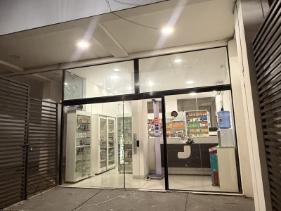 Tienda comercial en Alquiler sobre avenida - Zona Centro