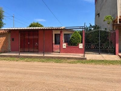 CASA EN VENTA ZONA AV LUJAN 8vo Y 9no ANILLO CON TIENDA AMPLIA