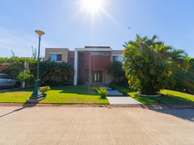 Hermosa y Cómoda Casa en Venta en Colinas del Urubo Sector I