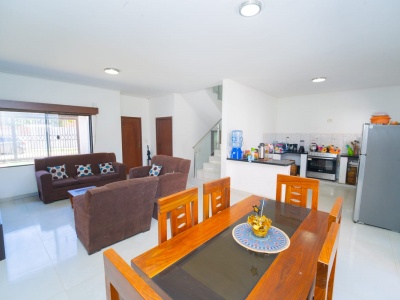 CASA DE 4 DORMITORIOS EN VENTA AV CUMAVI 8vo ANILLO
