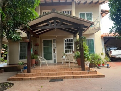 AMPLIA CASA EN VENTA, SOBRE AVENIDA BANZER, DE 772.25 M2, ZONA NORTE